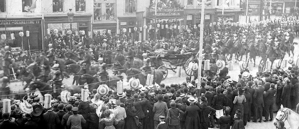<p>Le cortège, ici un attelage de 2 chevaux tire le carrosse présidentiel, suivi de la Garde républicaine.</p>