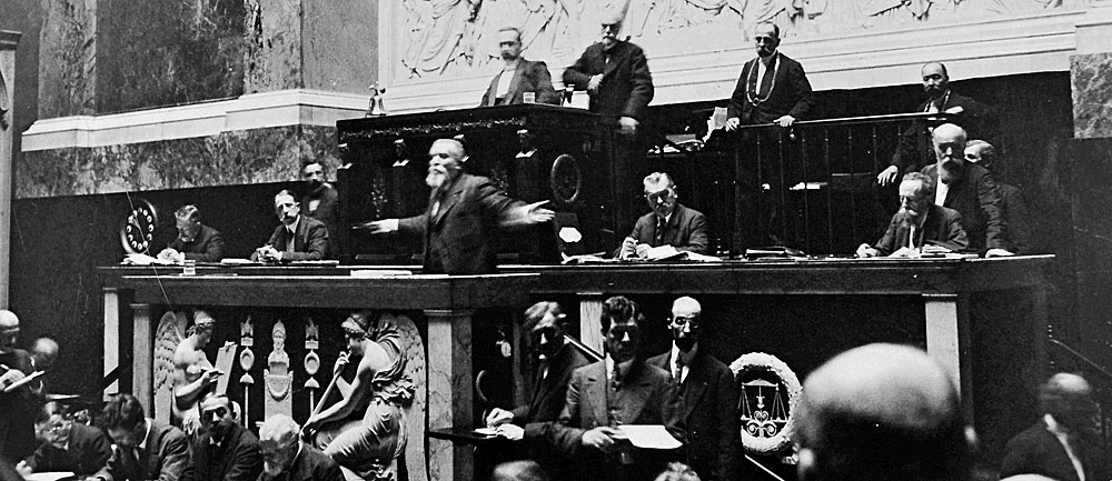 <p>Jean Jaurès à la tribune des orateurs en juin 1913 contre la loi des trois ans.<br class='autobr' />
Photo de Jules-Louis Breton, député du Cher. On reconnaît, au bureau du Président, Gustave Dron, Vice-président de la Chambre, député du Nord.<br class='autobr' />
A côté de lui, Eugène Pierre.</p>
