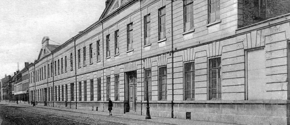 <p>Façade du bâtiment de l’époque, en enfilade. Un gamin à a porte.</p>