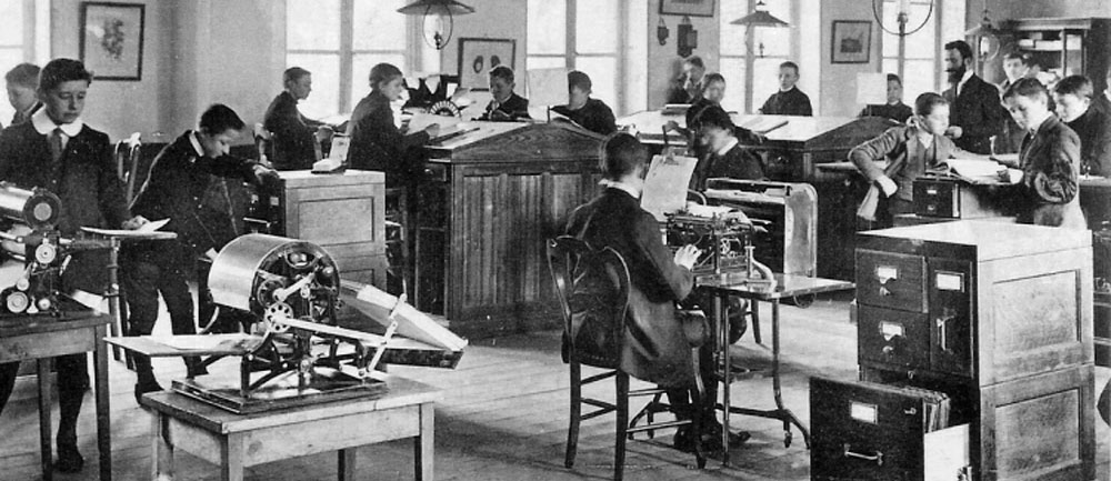 <p>Une salle de classe où 17 élèves et un professeur sont en pleine activité.</p>